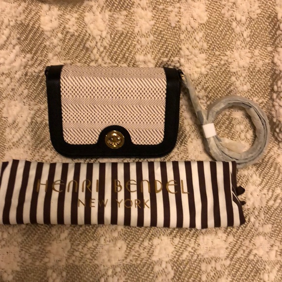henri bendel Handbags - 💥 DEAL DAY SALE💥Henri Bendel Crossbody